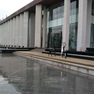 成都芝麻白花岗岩在建筑上的应用