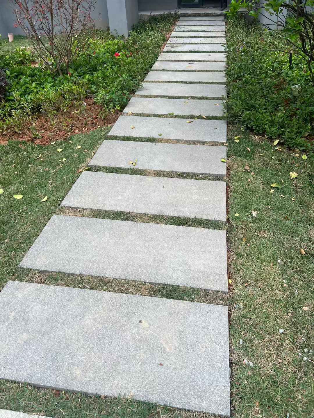 成都 芝麻黑小区踏步、汀步石铺装效果