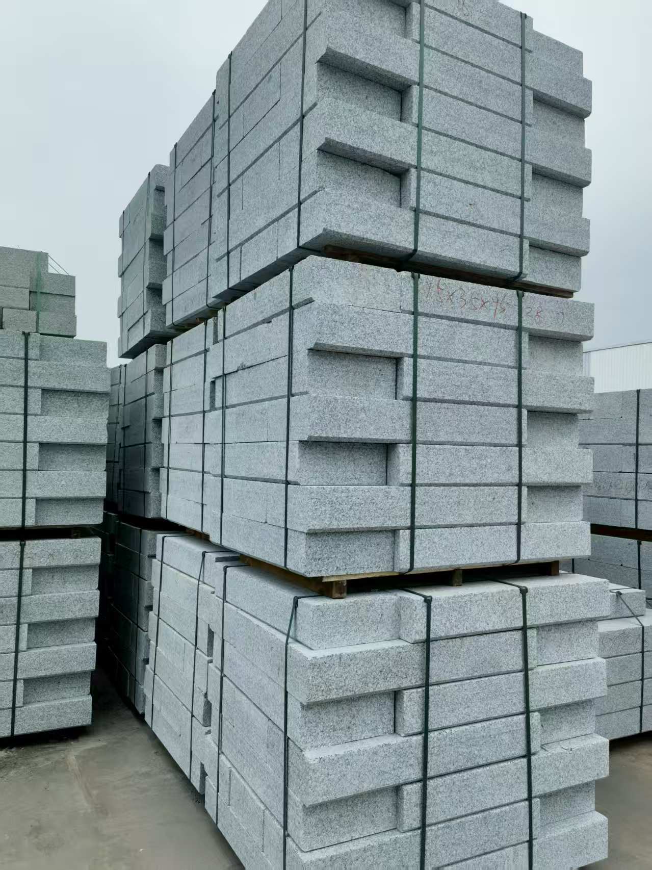 成都 路沿石，板板正正的路沿石