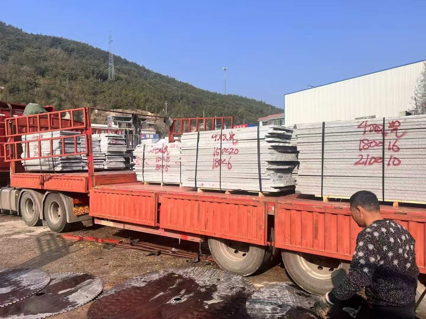 成都 芝麻灰花岗岩光面毛板出货日常