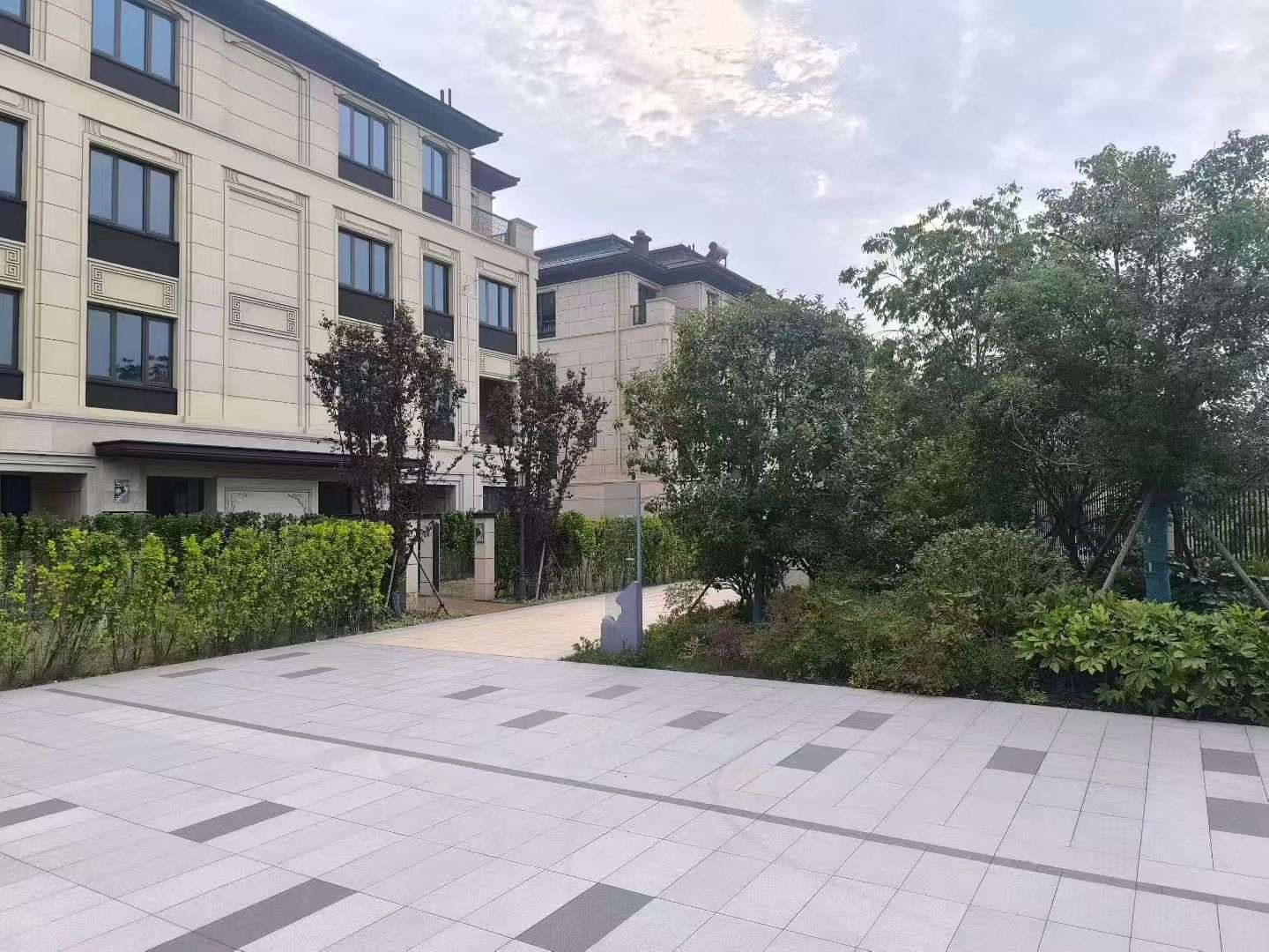 成都 芝麻白与芝麻白搭配铺装，尺寸1200*600